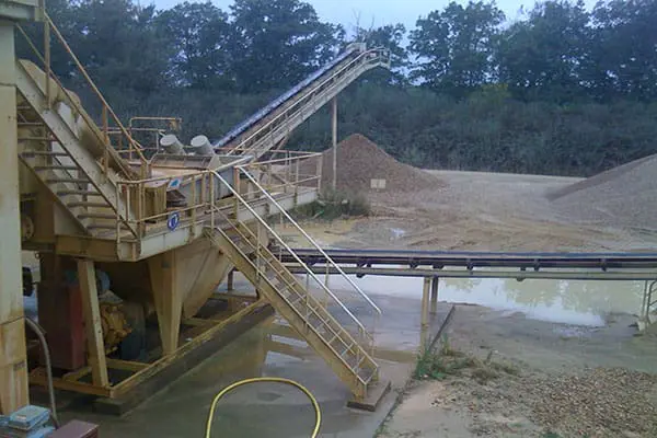 Rampe de lavage pour usine de granulat