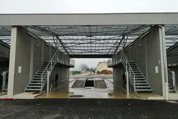 Passerelles de chaque côté de la piste de lavage