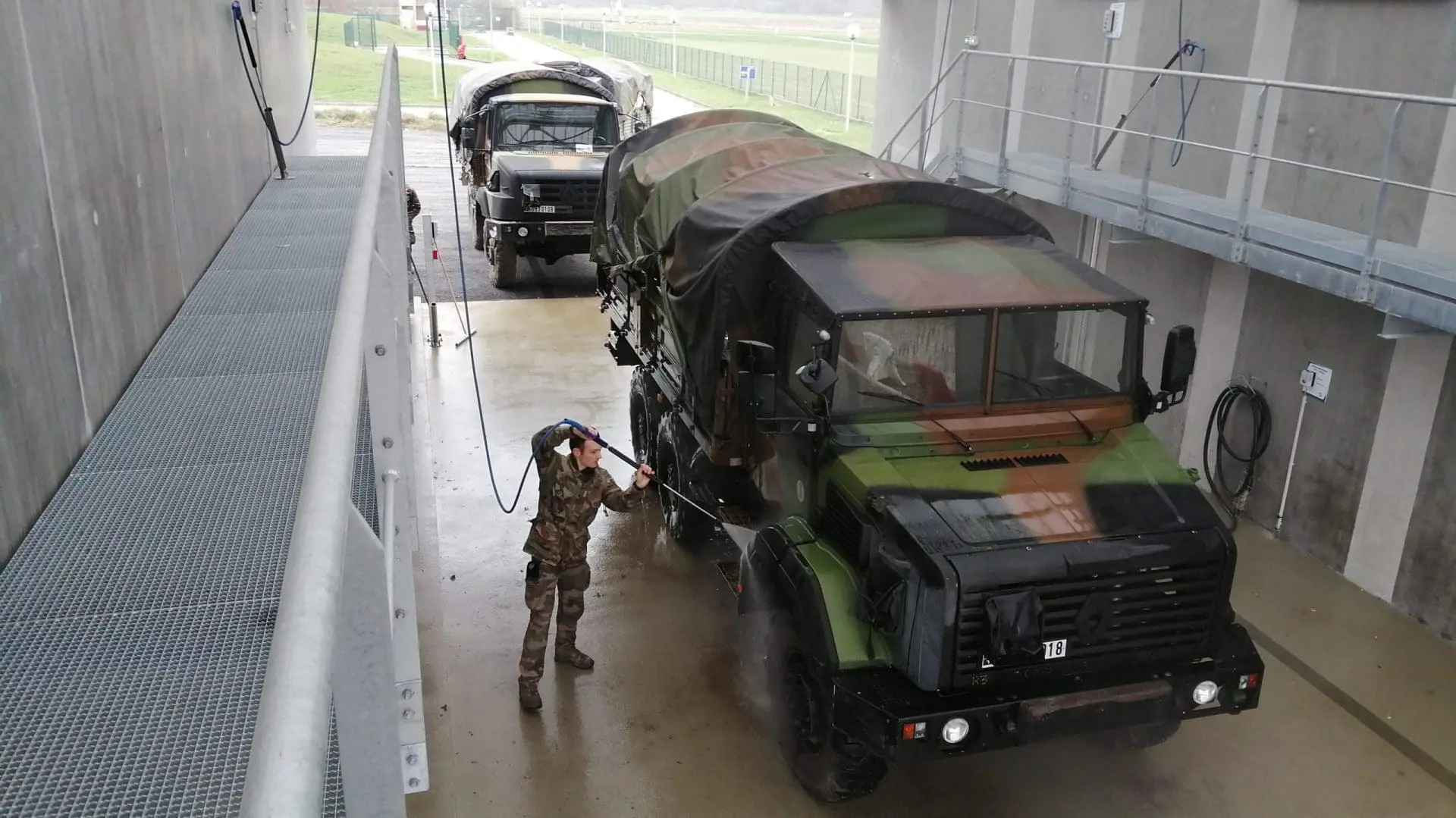 Le lavage de véhicules militaires