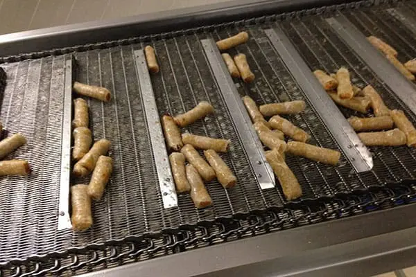 Rampe de lavage sur tapis de friture de nems