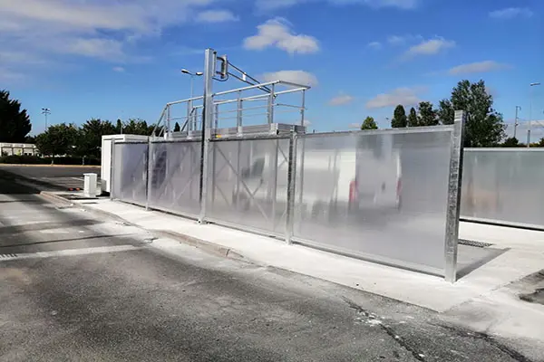 Pose de cloisons sur les pistes de lavage.